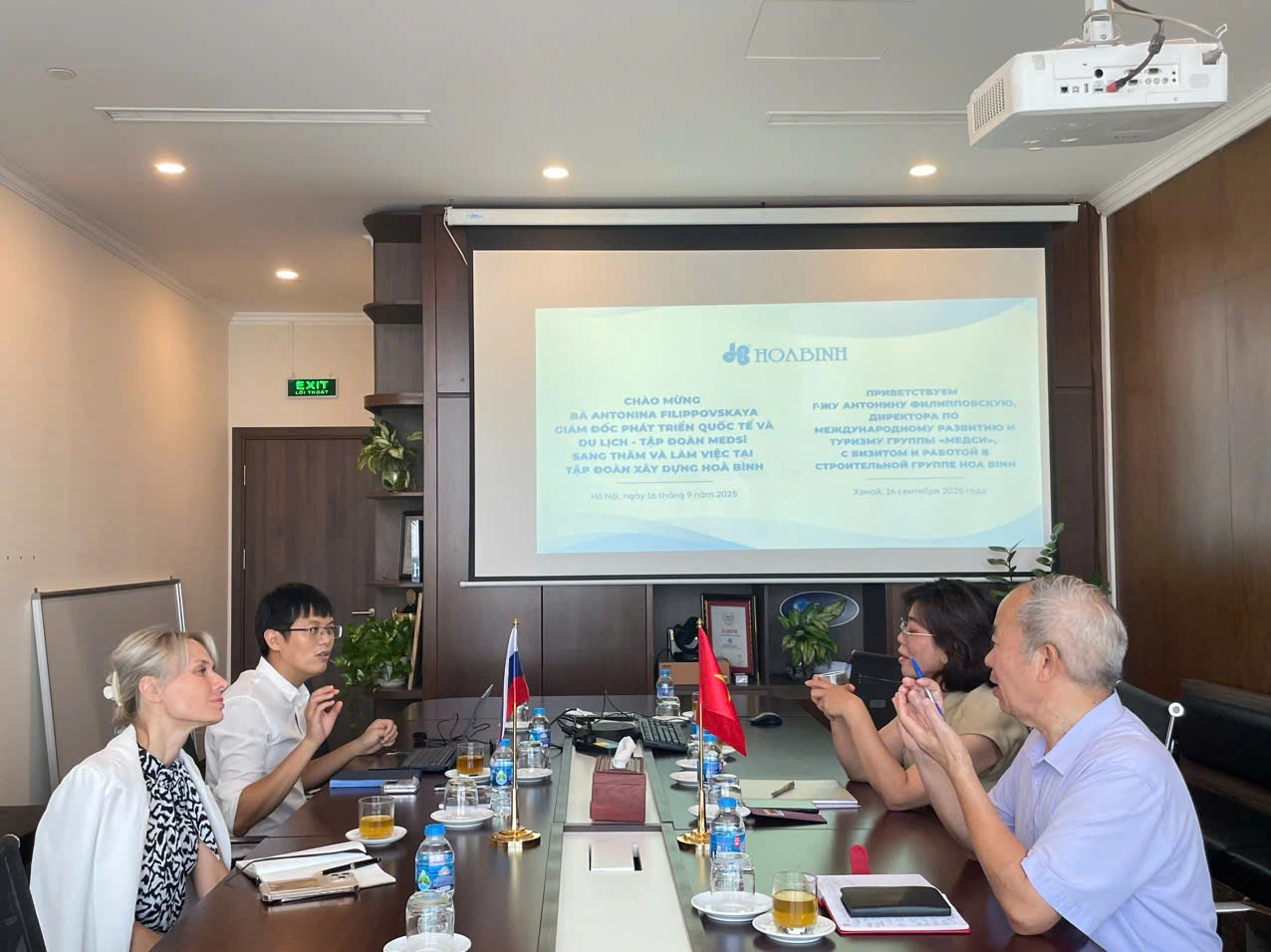 Đại diện Tập đoàn Y tế MEDSI Liên bang Nga đến thăm và làm việc tại Công ty Cổ phần Hướng nghiệp nghề Quốc tế Hòa Bình (HBE)